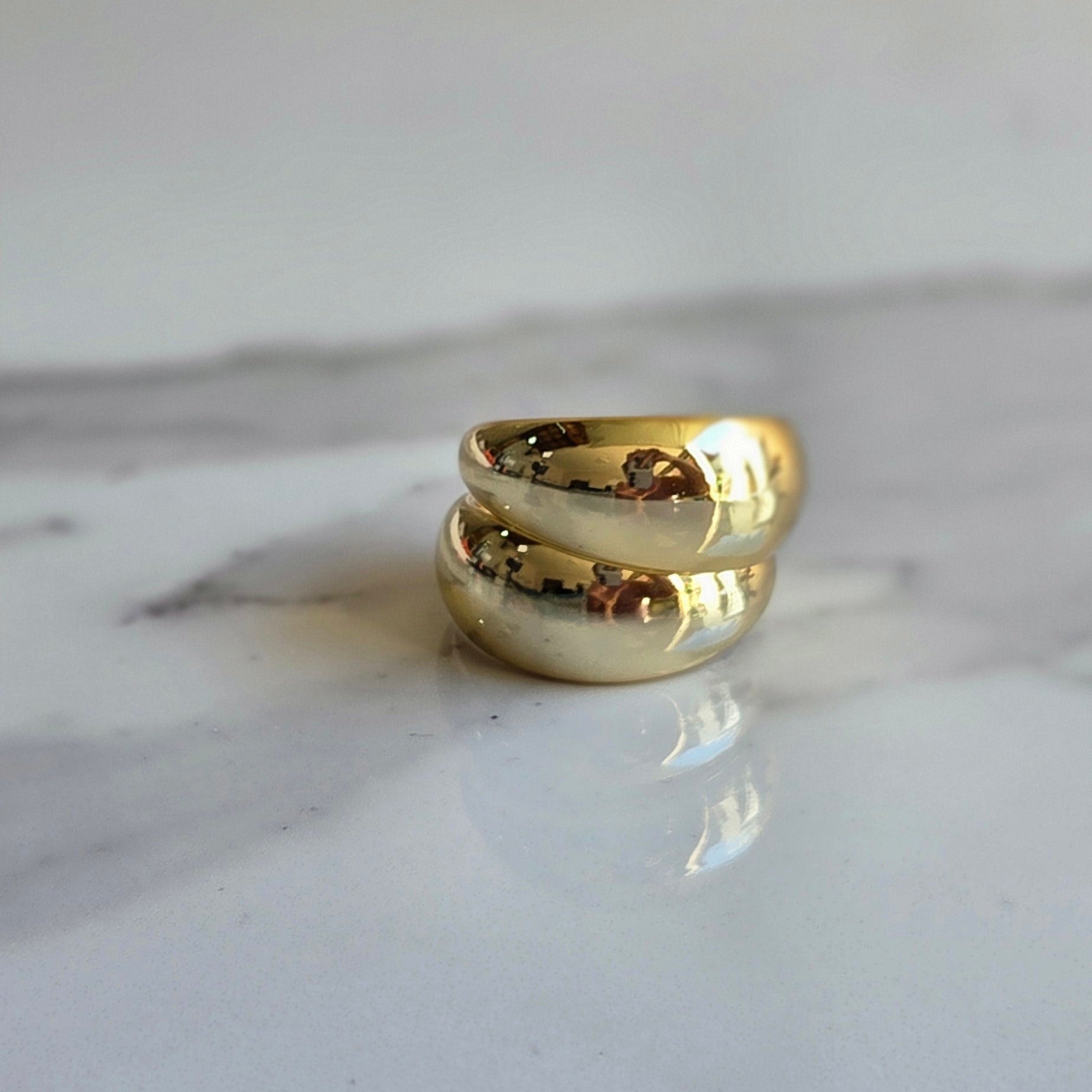 Argola Ícone Média – ABS Dourado | Leve | Brilho Espelhado