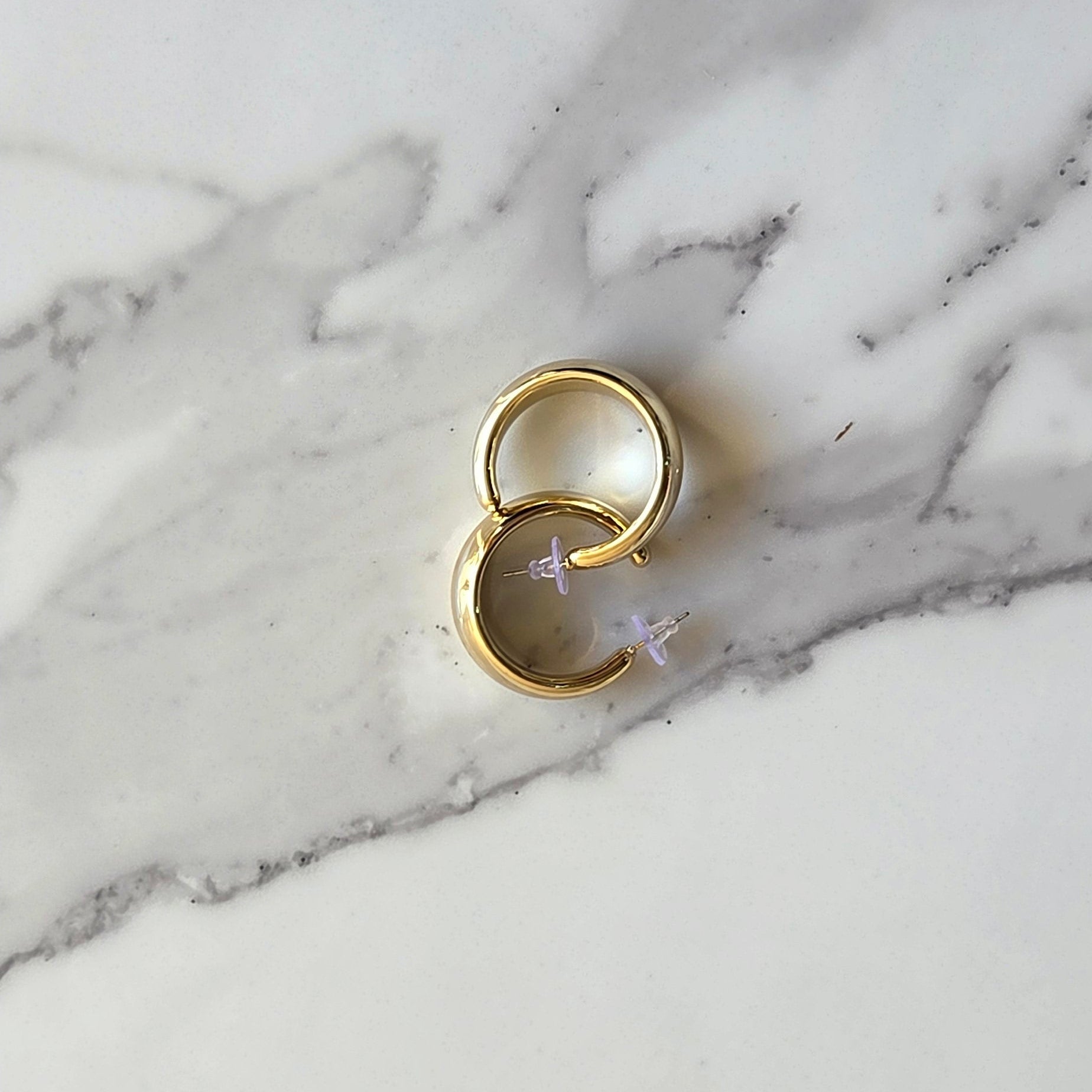 Argola Ícone Média – ABS Dourado | Leve | Brilho Espelhado