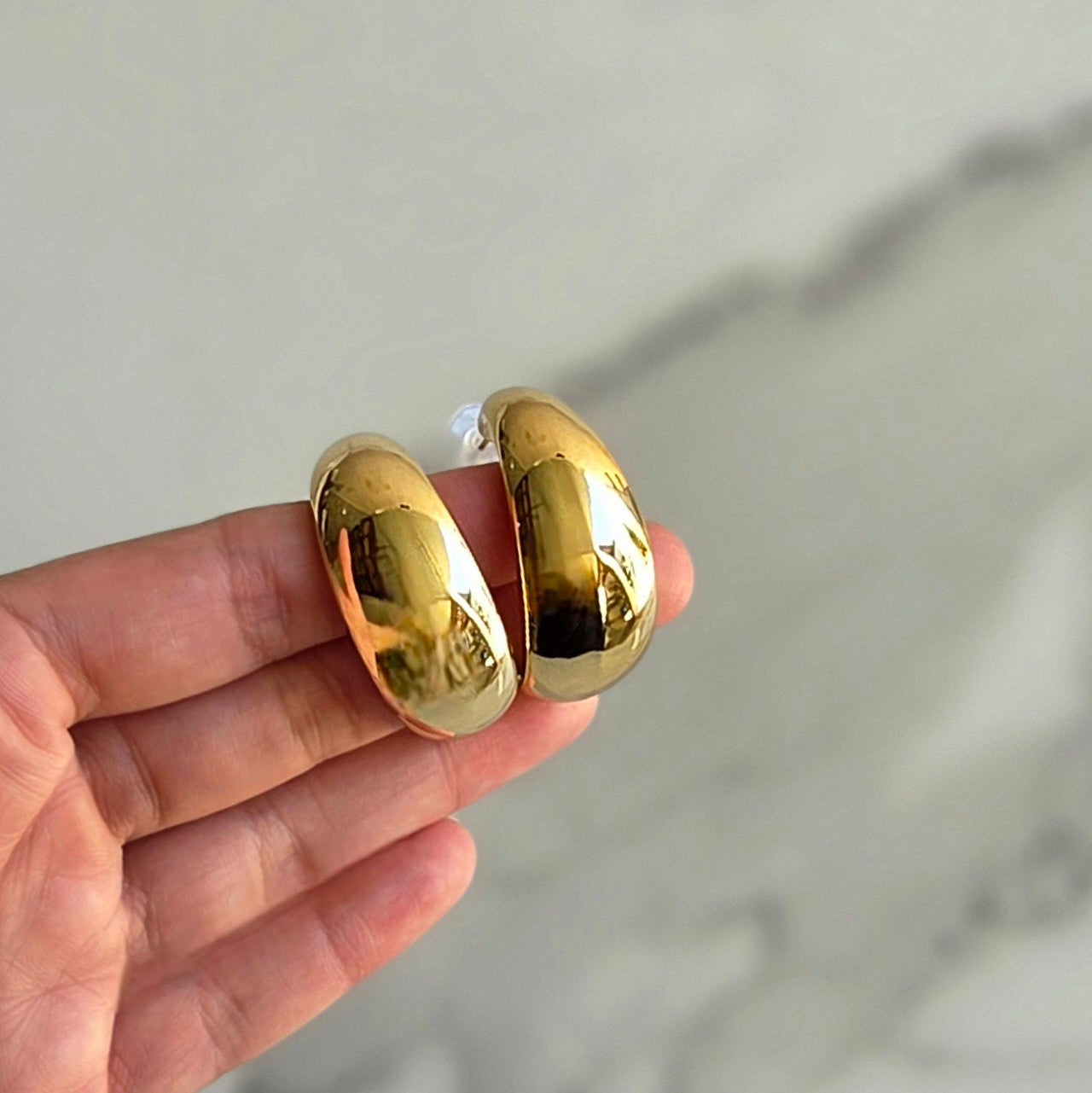 Argola Ícone Média – ABS Dourado | Leve | Brilho Espelhado