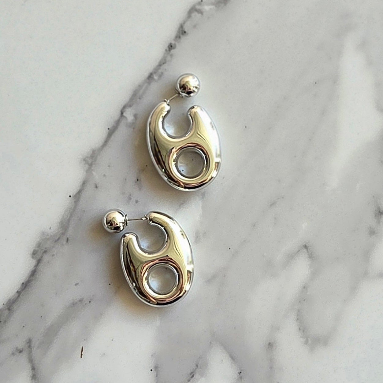 Brinco Órbita – ABS (Dourado/Prata) | Leve | Moderno