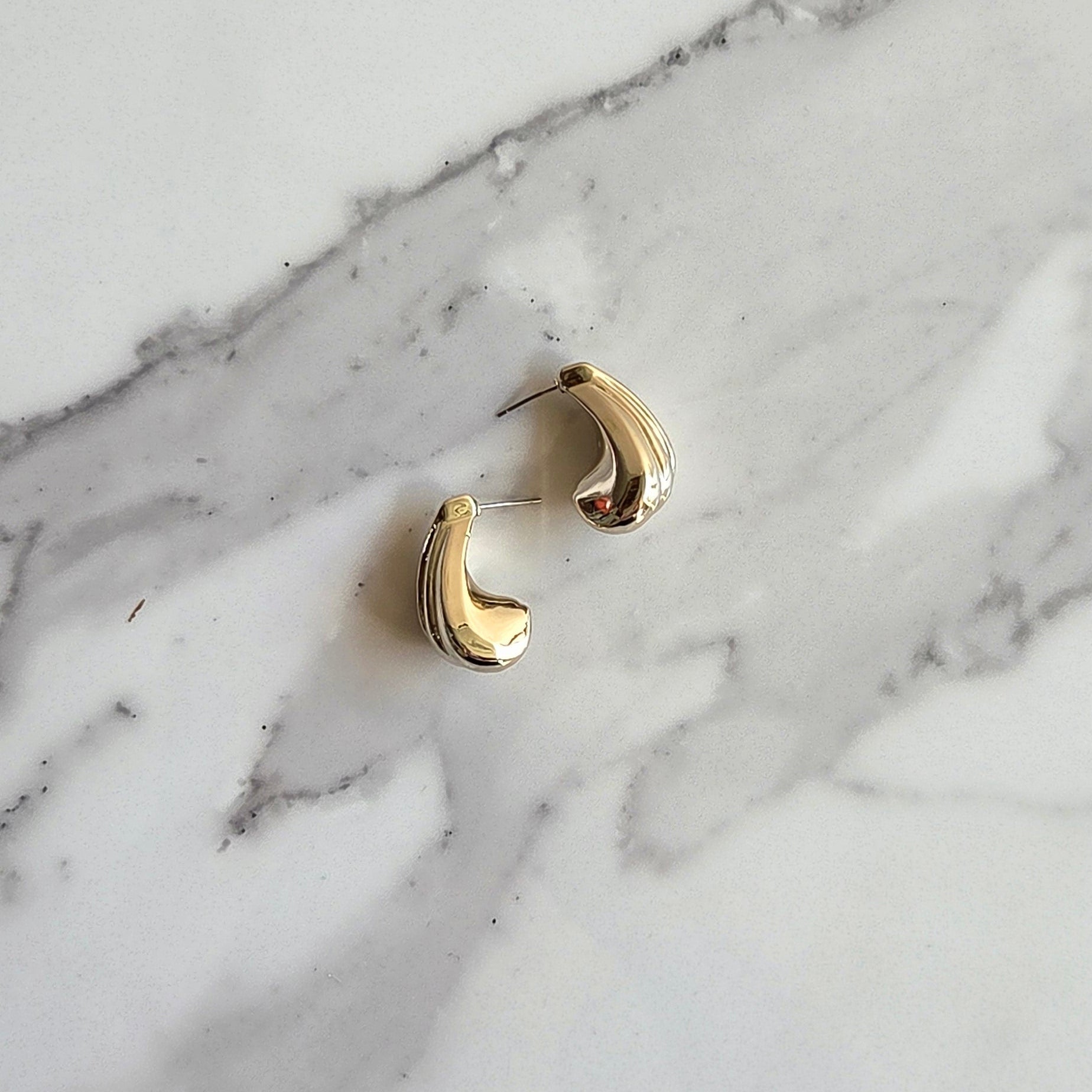 Brinco Duna – ABS Dourado | Leve | Design Escultural