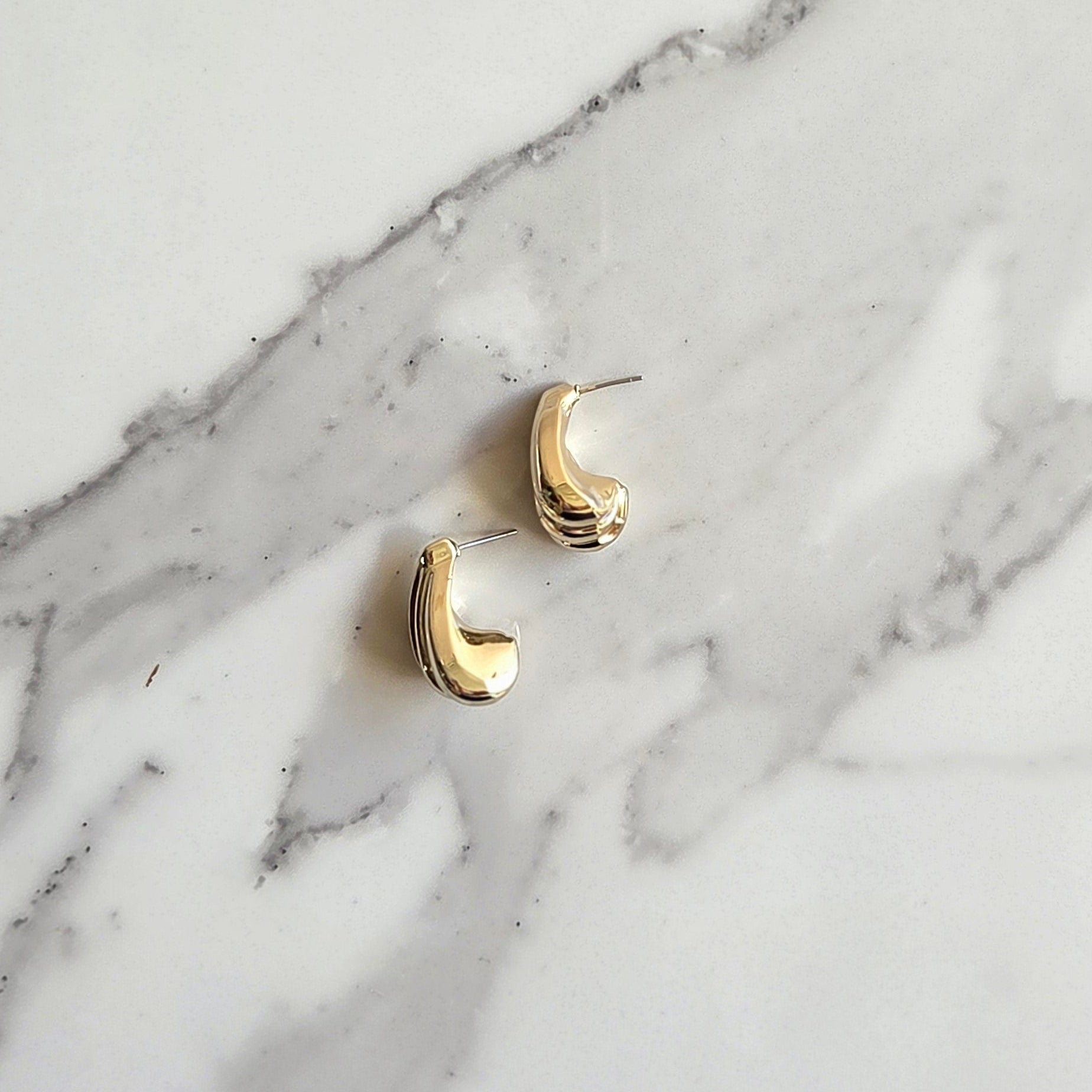 Brinco Duna – ABS Dourado | Leve | Design Escultural