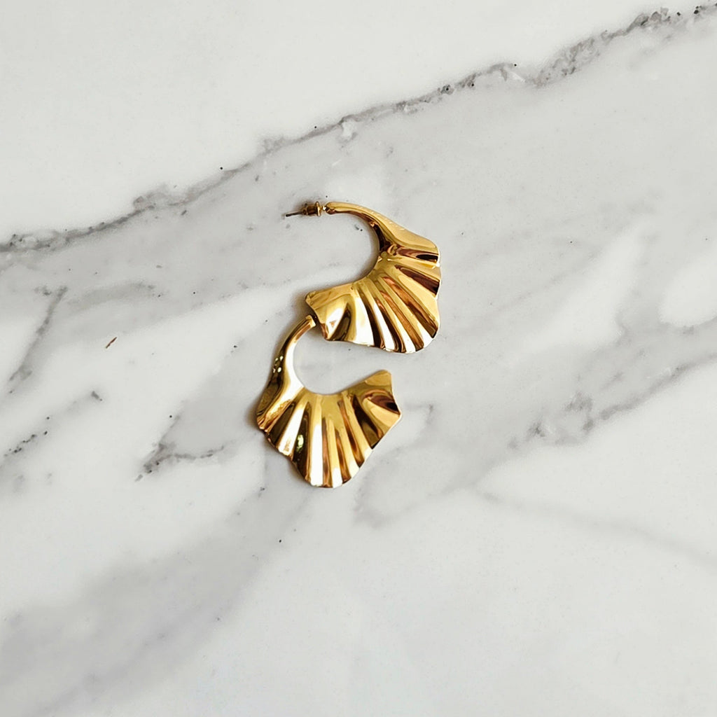 Argola Leque – Folheada Dourada | Textura Plissada | Elegante