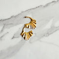 Argola Leque – Folheada Dourada | Textura Plissada | Elegante