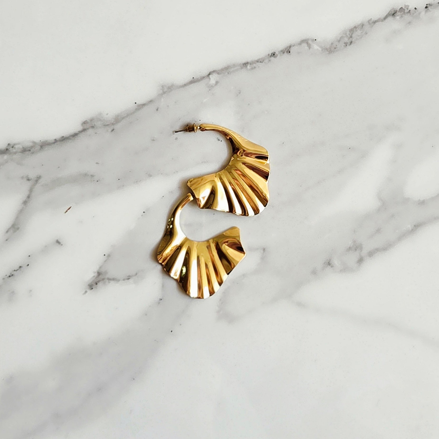 Argola Leque – Folheada Dourada | Textura Plissada | Elegante