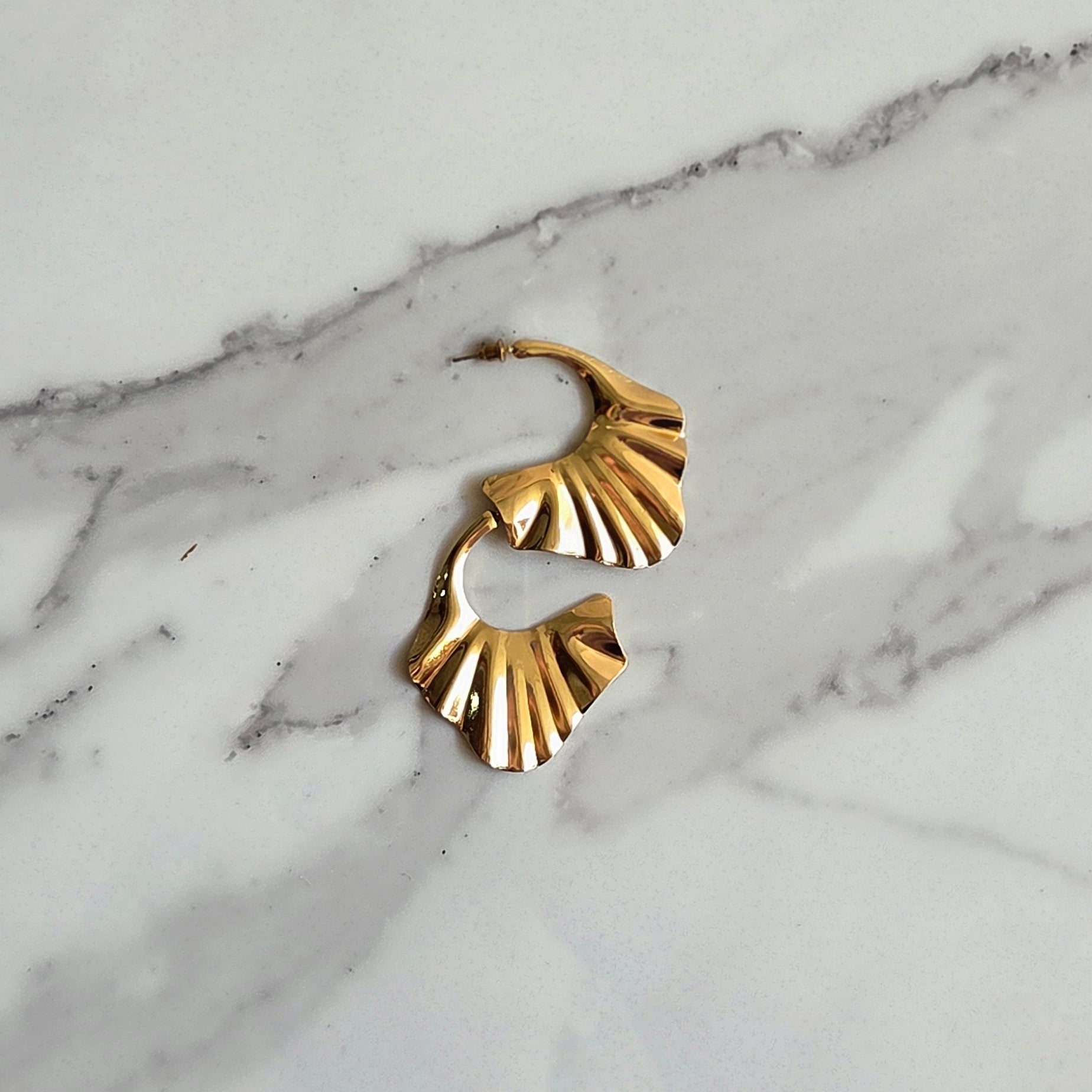 Argola Leque – Folheada Dourada | Textura Plissada | Elegante