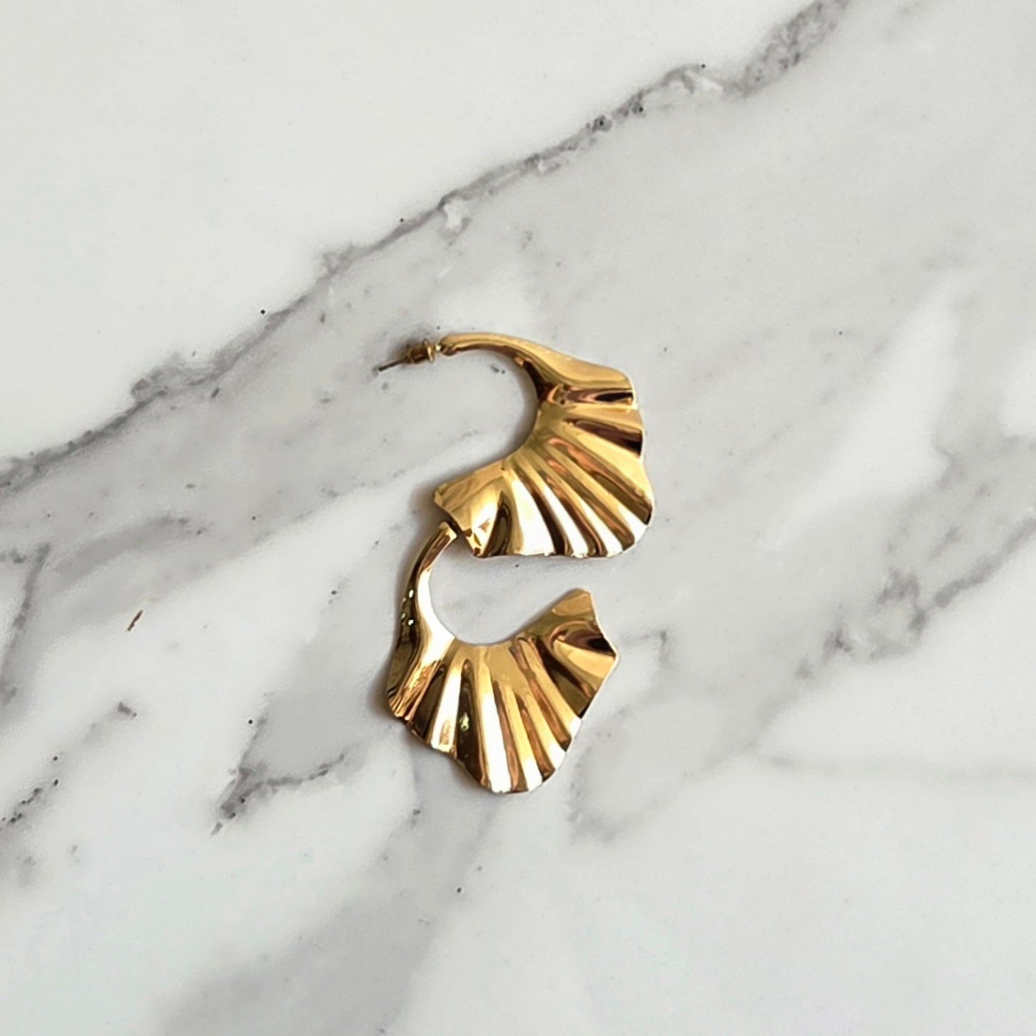 Argola Leque – Folheada Dourada | Textura Plissada | Elegante