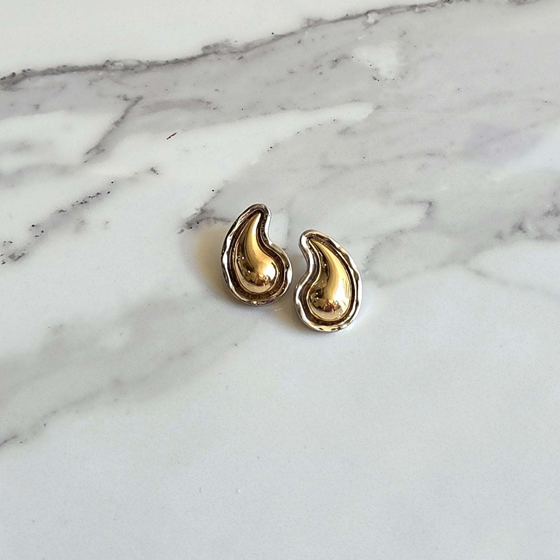 Brinco Eclipse – Folheado Bicolor (Prata + Dourado) | Gota Orgânica