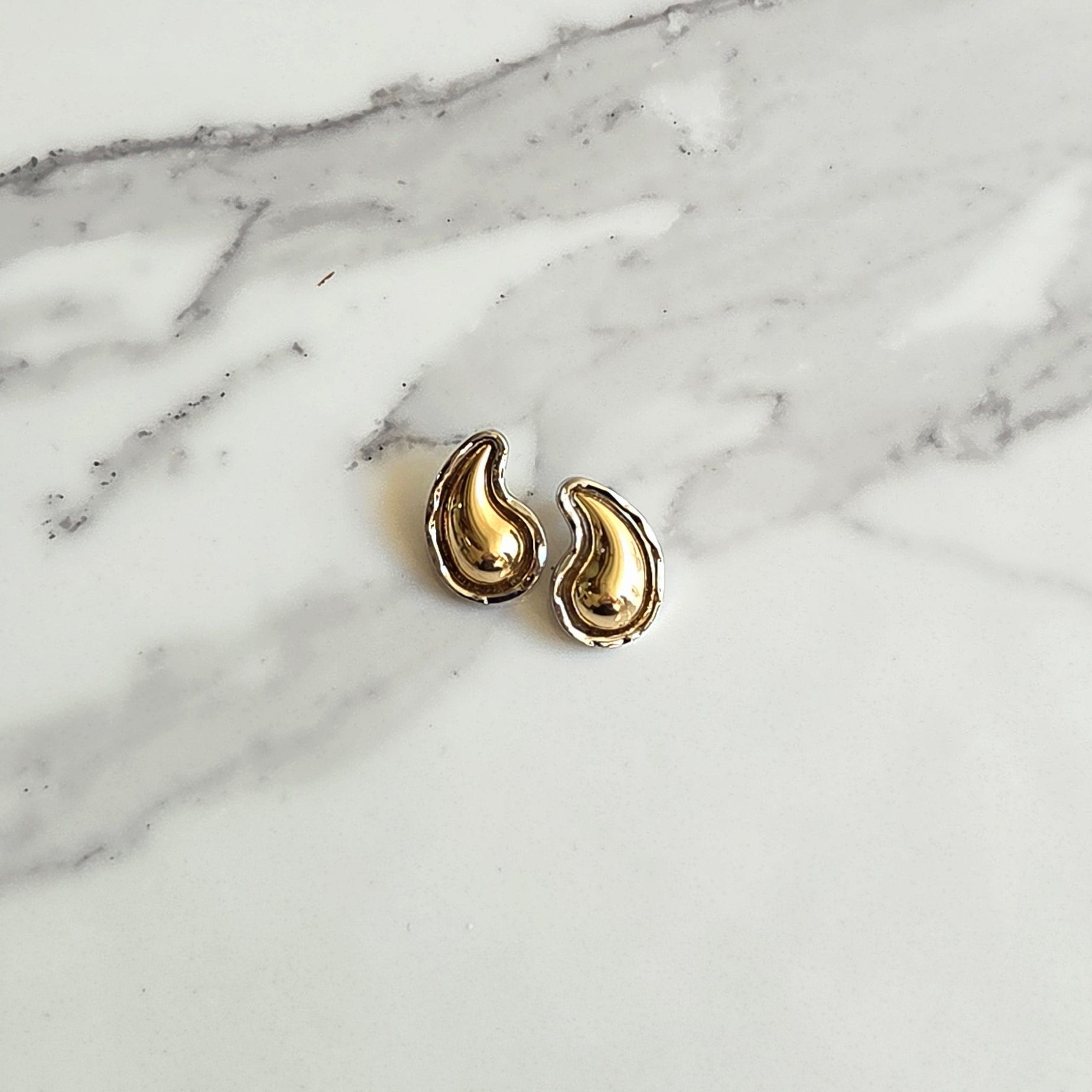 Brinco Eclipse – Folheado Bicolor (Prata + Dourado) | Gota Orgânica