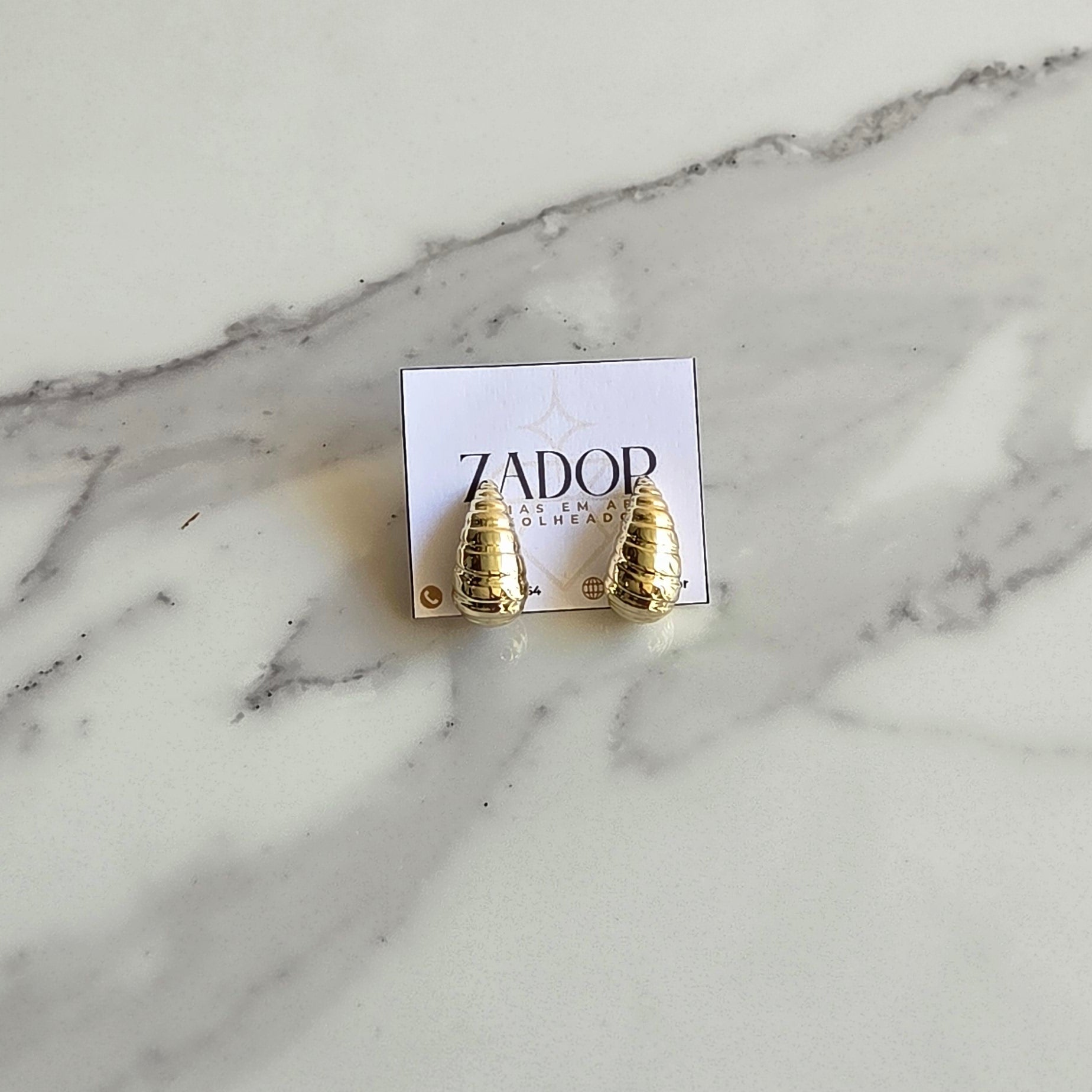 Brinco Nautilus – ABS Dourado | Textura Espiral | Leve