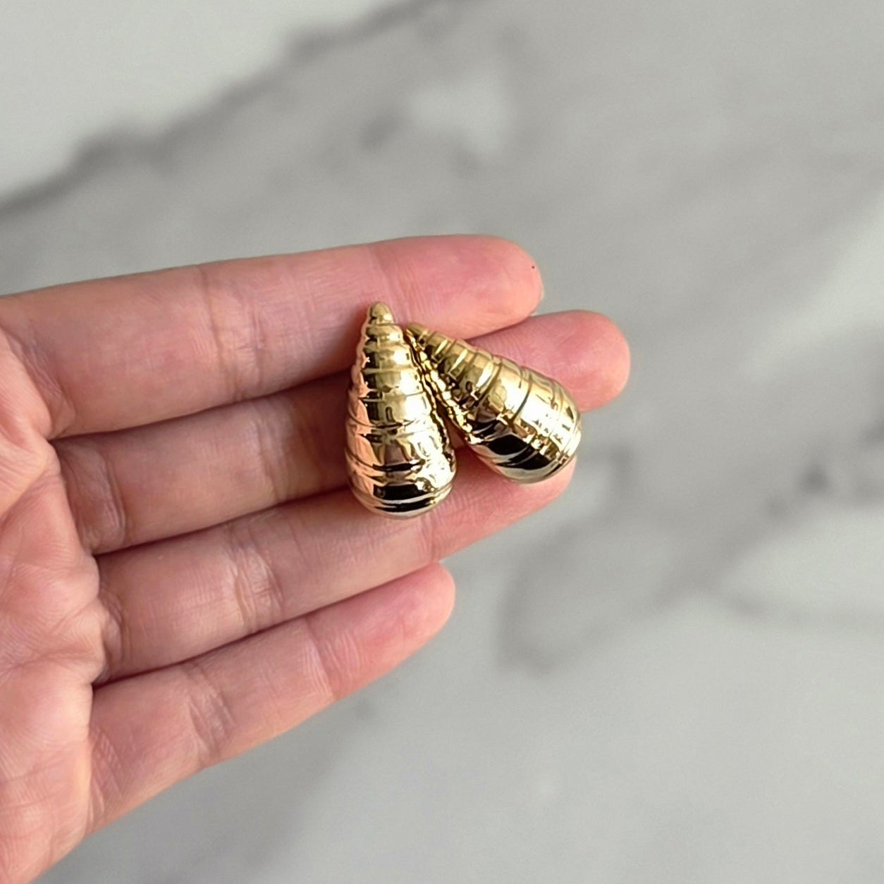 Brinco Nautilus – ABS Dourado | Textura Espiral | Leve