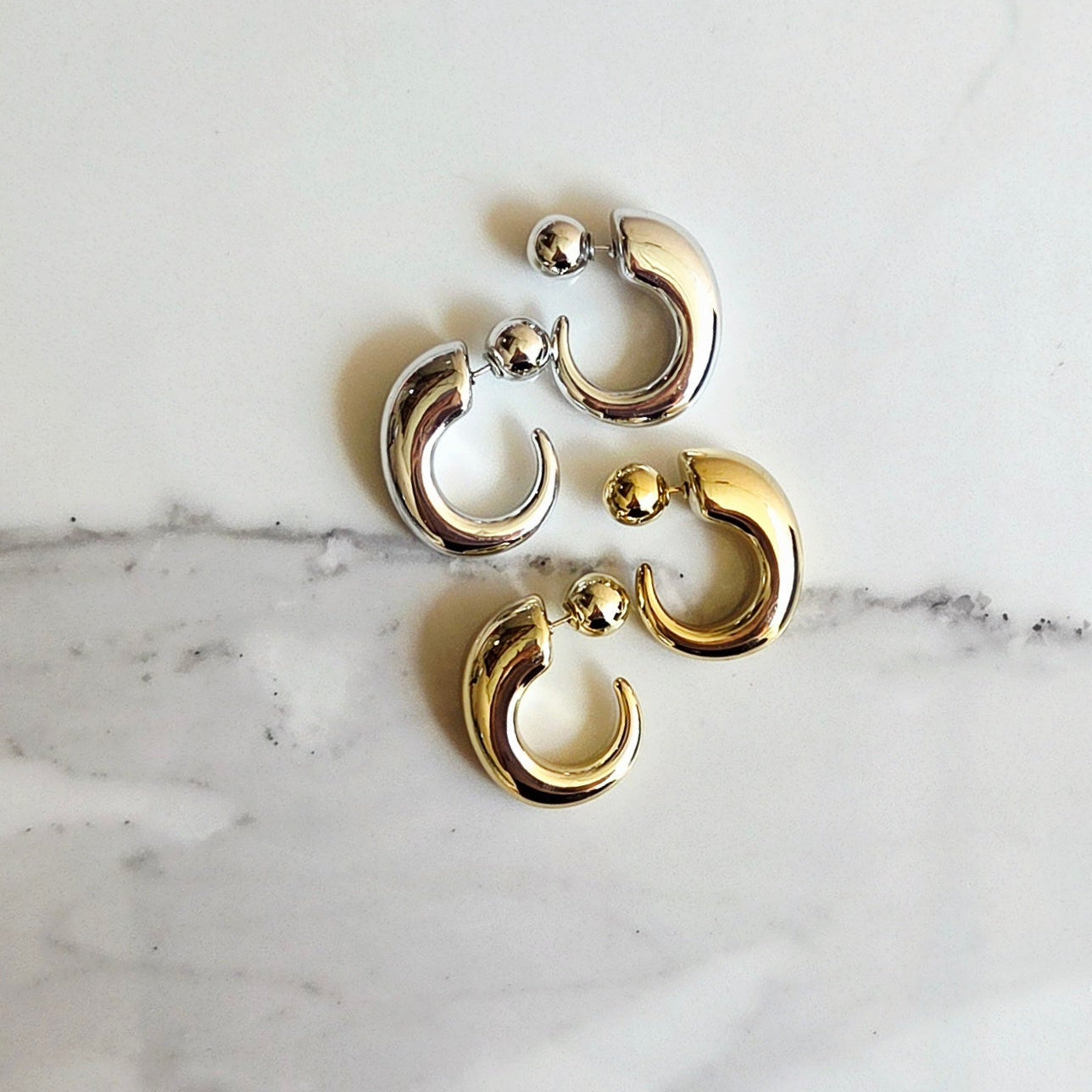 Brinco Contraste – ABS (Prata e Dourado) | Meia Argola com Bolinha