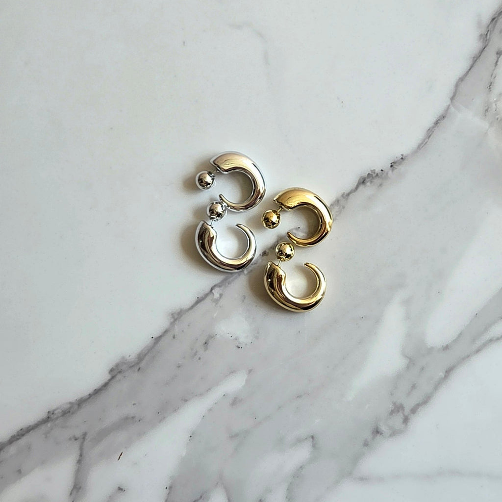 Brinco Contraste – ABS (Prata e Dourado) | Meia Argola com Bolinha