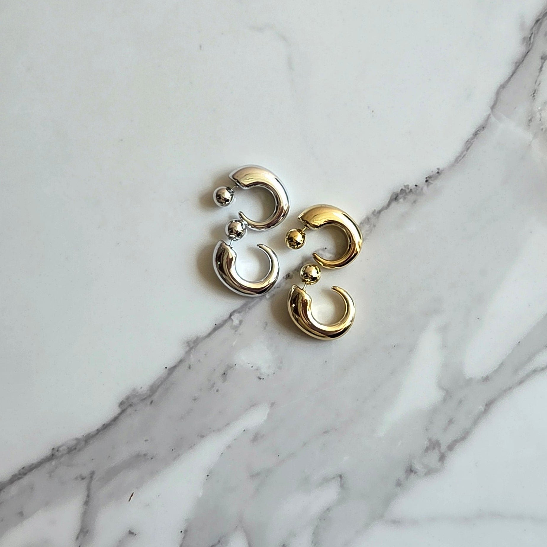 Brinco Contraste – ABS (Prata e Dourado) | Meia Argola com Bolinha