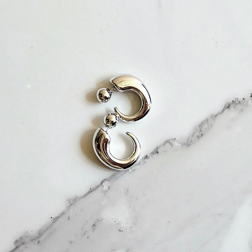 Brinco Contraste – ABS (Prata e Dourado) | Meia Argola com Bolinha