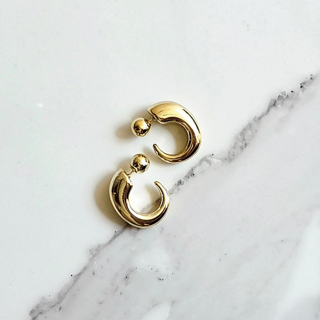 Brinco Contraste – ABS (Prata e Dourado) | Meia Argola com Bolinha