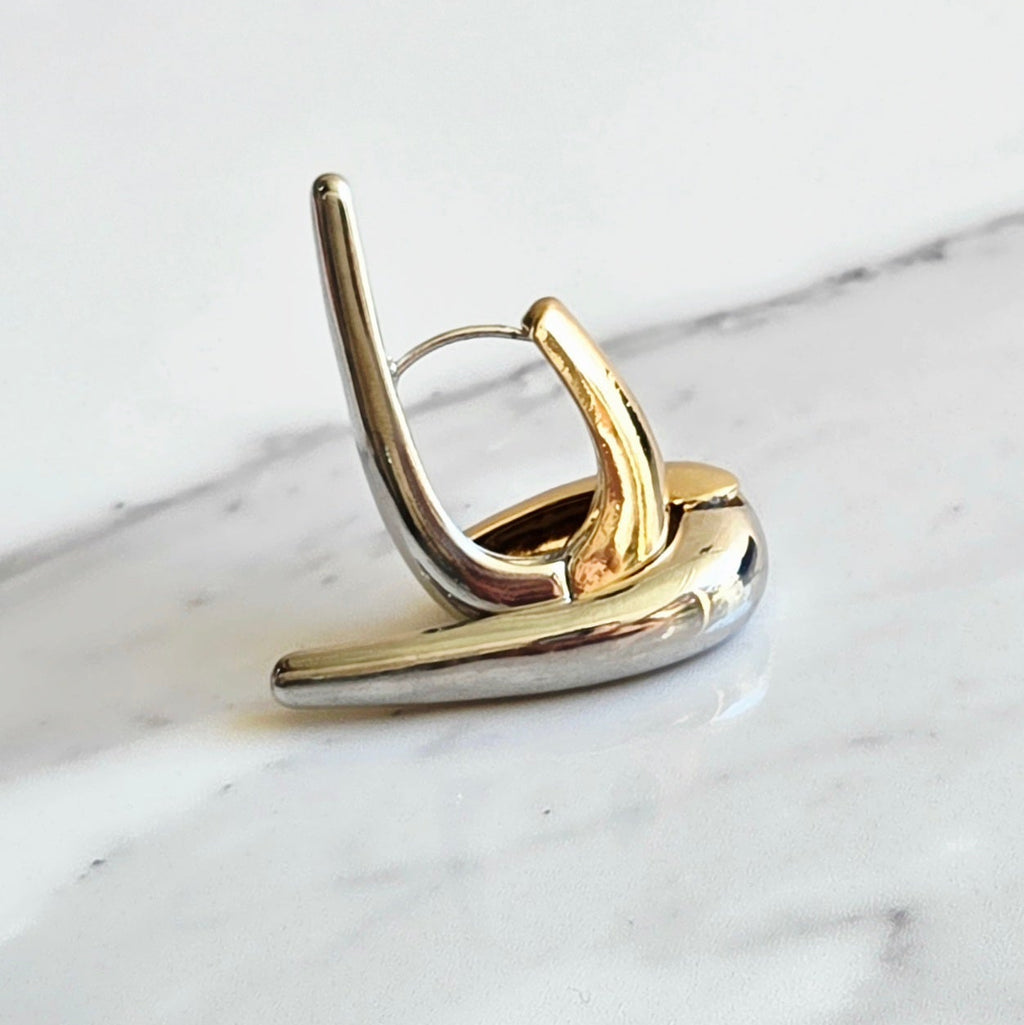 Brinco Curva – Folheado Bicolor (Dourado + Prata) | Argola U Minimal
