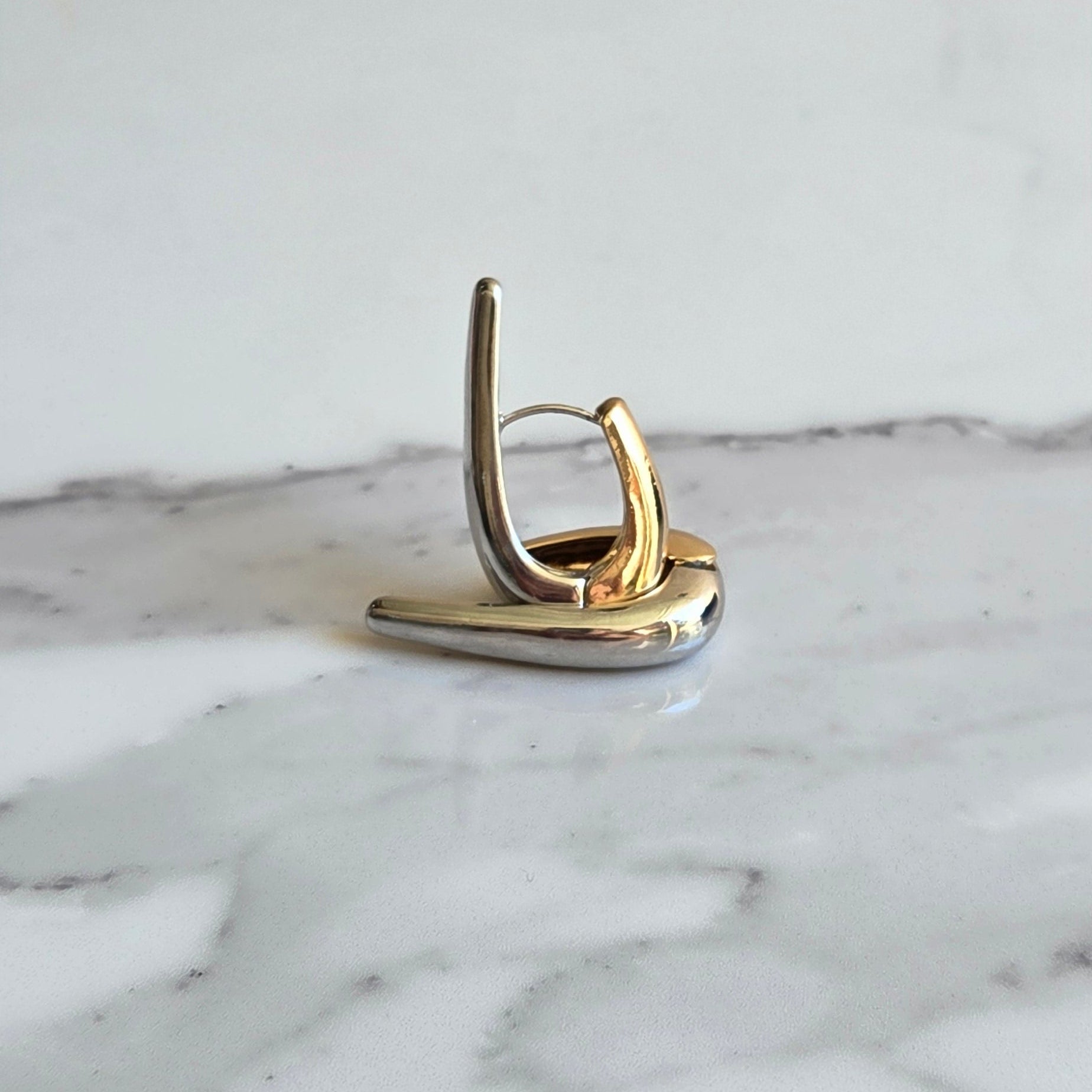 Brinco Curva – Folheado Bicolor (Dourado + Prata) | Argola U Minimal