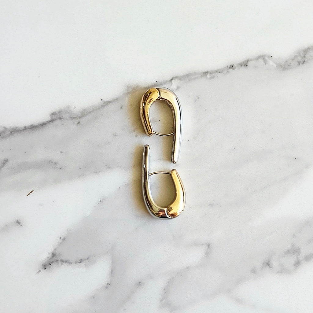 Brinco Curva – Folheado Bicolor (Dourado + Prata) | Argola U Minimal