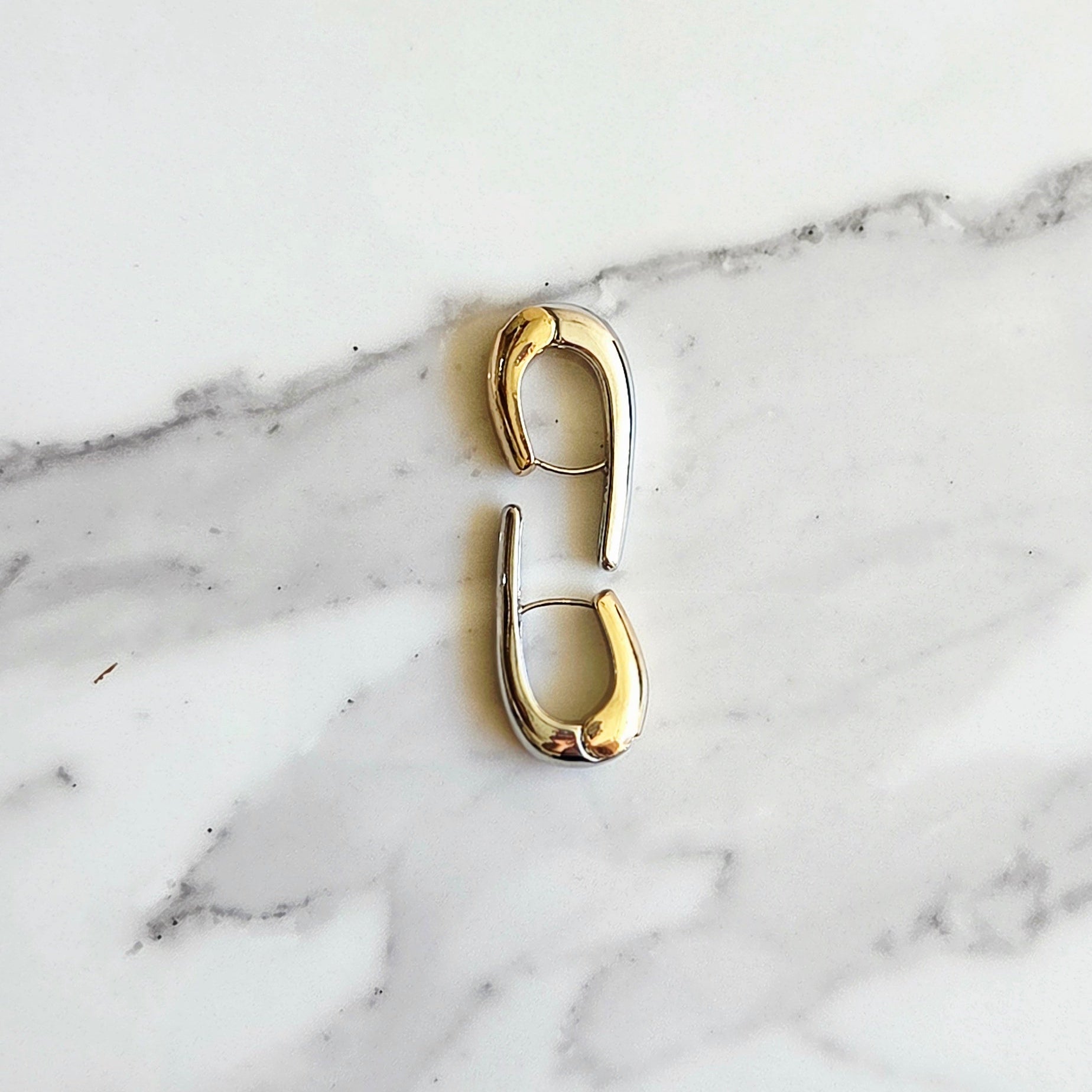 Brinco Curva – Folheado Bicolor (Dourado + Prata) | Argola U Minimal