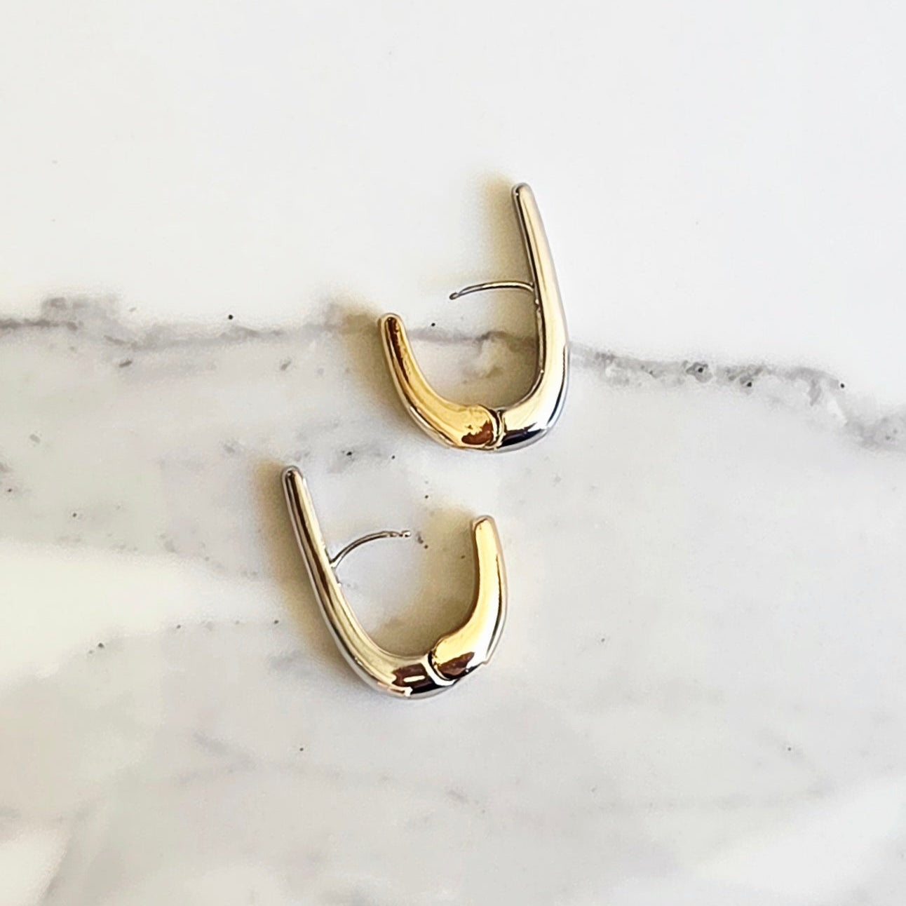 Brinco Curva – Folheado Bicolor (Dourado + Prata) | Argola U Minimal