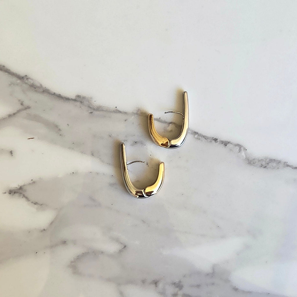 Brinco Curva – Folheado Bicolor (Dourado + Prata) | Argola U Minimal