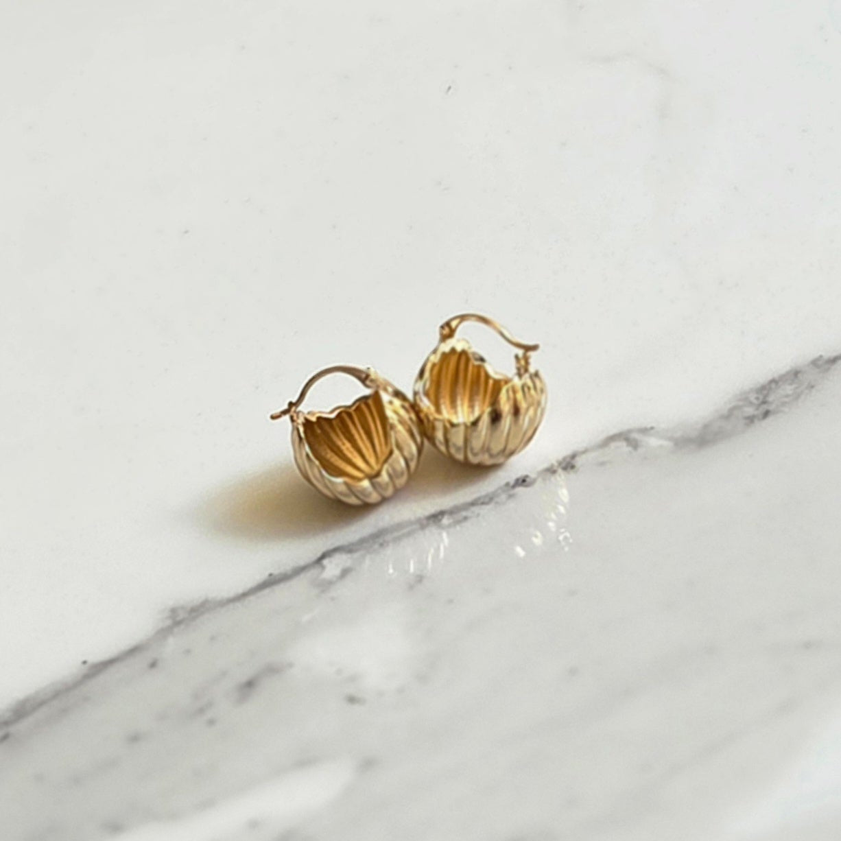 Argolinha Canelê – Brinco Folheado | Textura Canelada | Dourado ou Prata