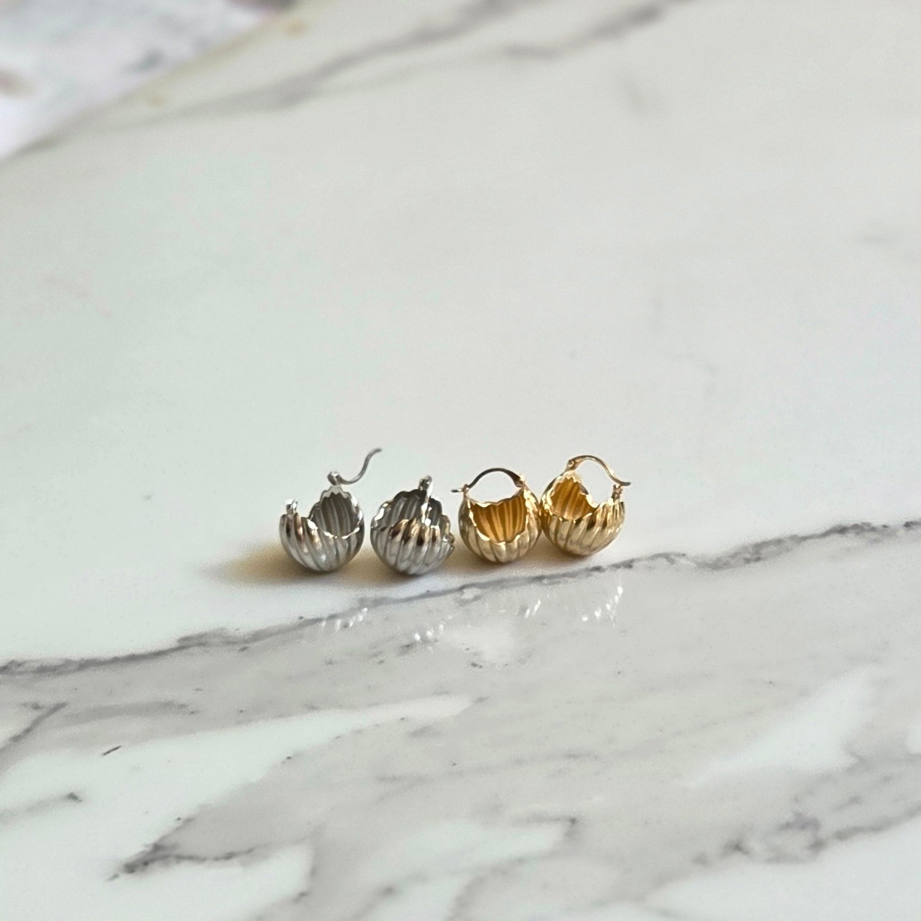 Argolinha Canelê – Brinco Folheado | Textura Canelada | Dourado ou Prata