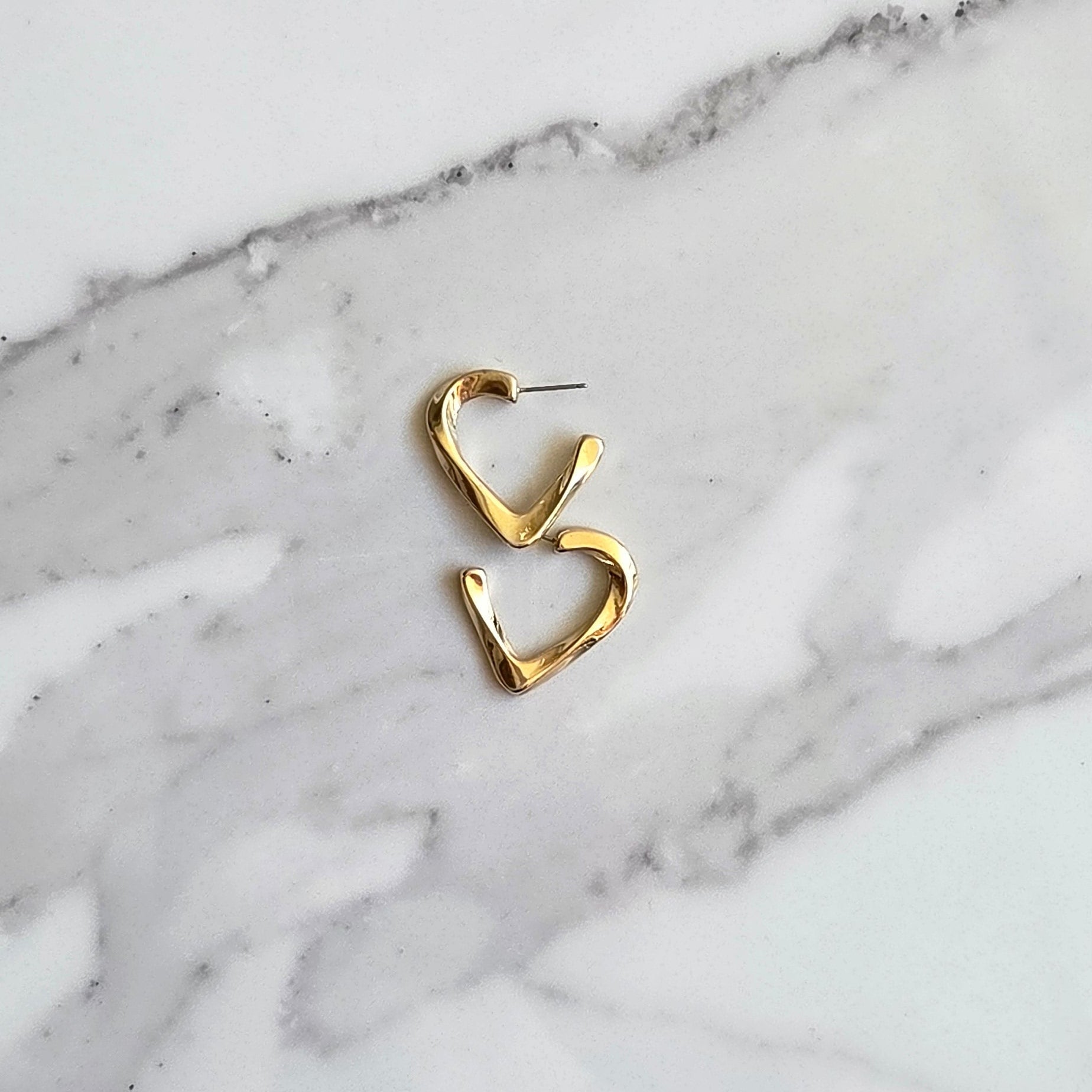 Brinco Batida – Folheado | Coração Vazado com Bolinha | Dourado ou Prata