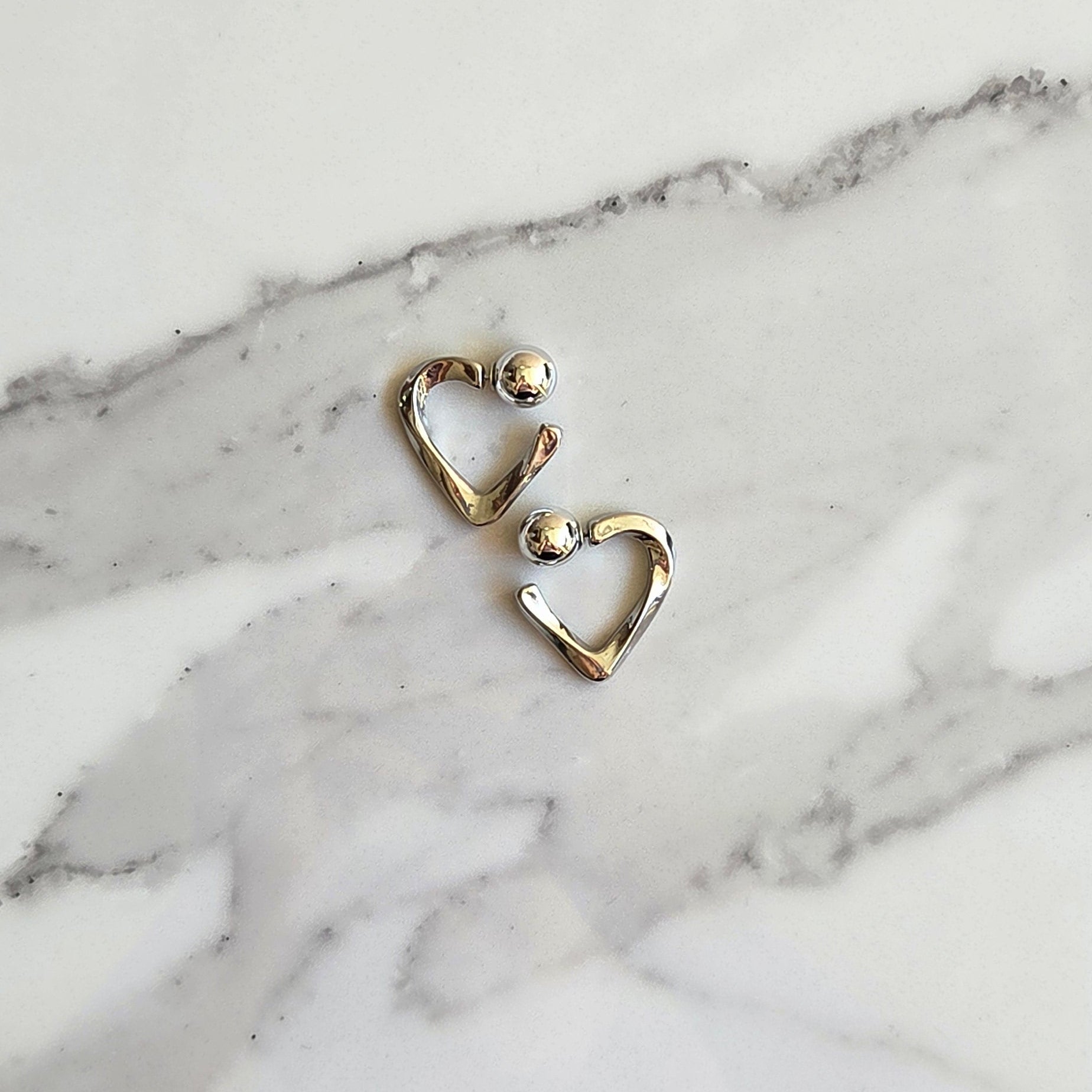 Brinco Batida – Folheado | Coração Vazado com Bolinha | Dourado ou Prata