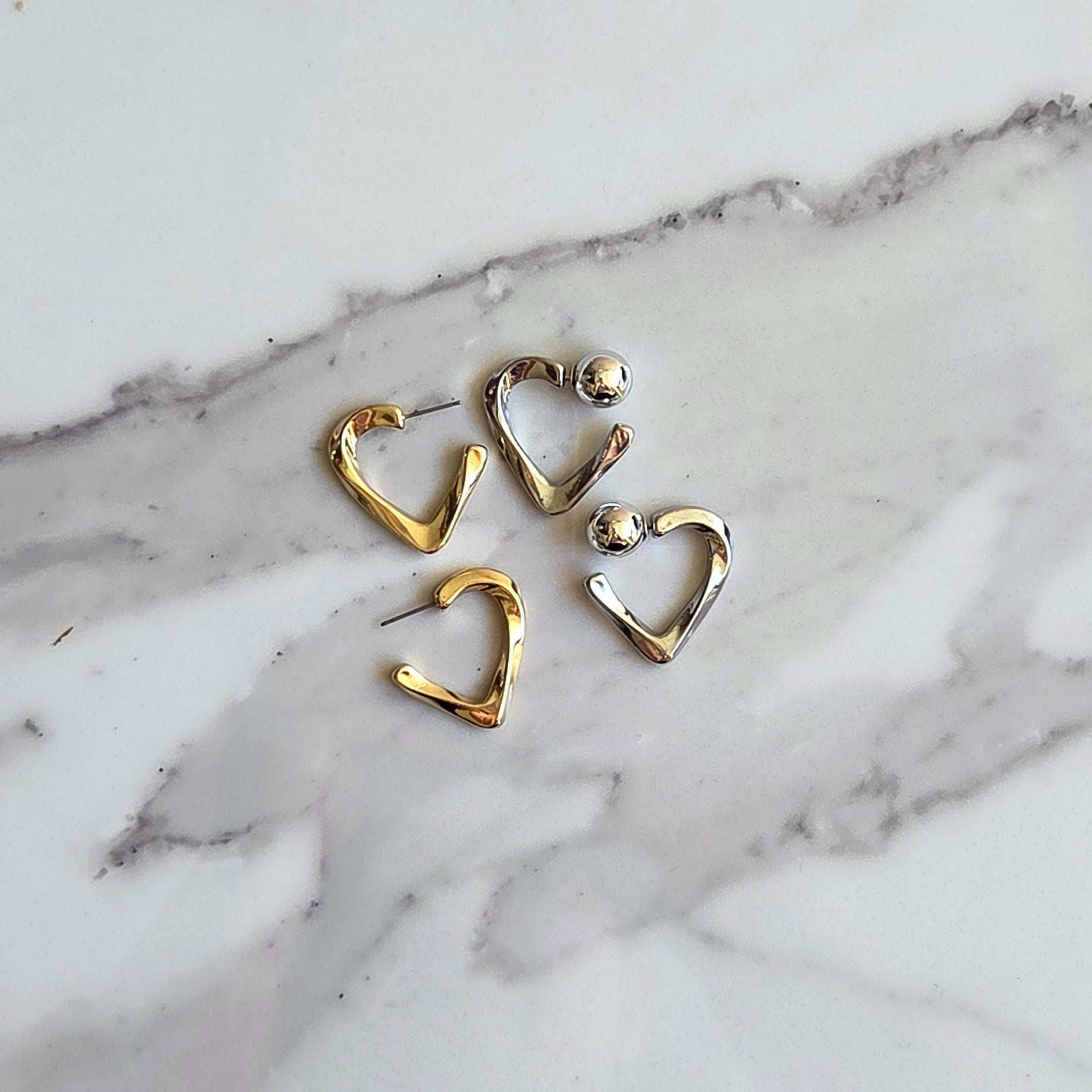 Brinco Batida – Folheado | Coração Vazado com Bolinha | Dourado ou Prata