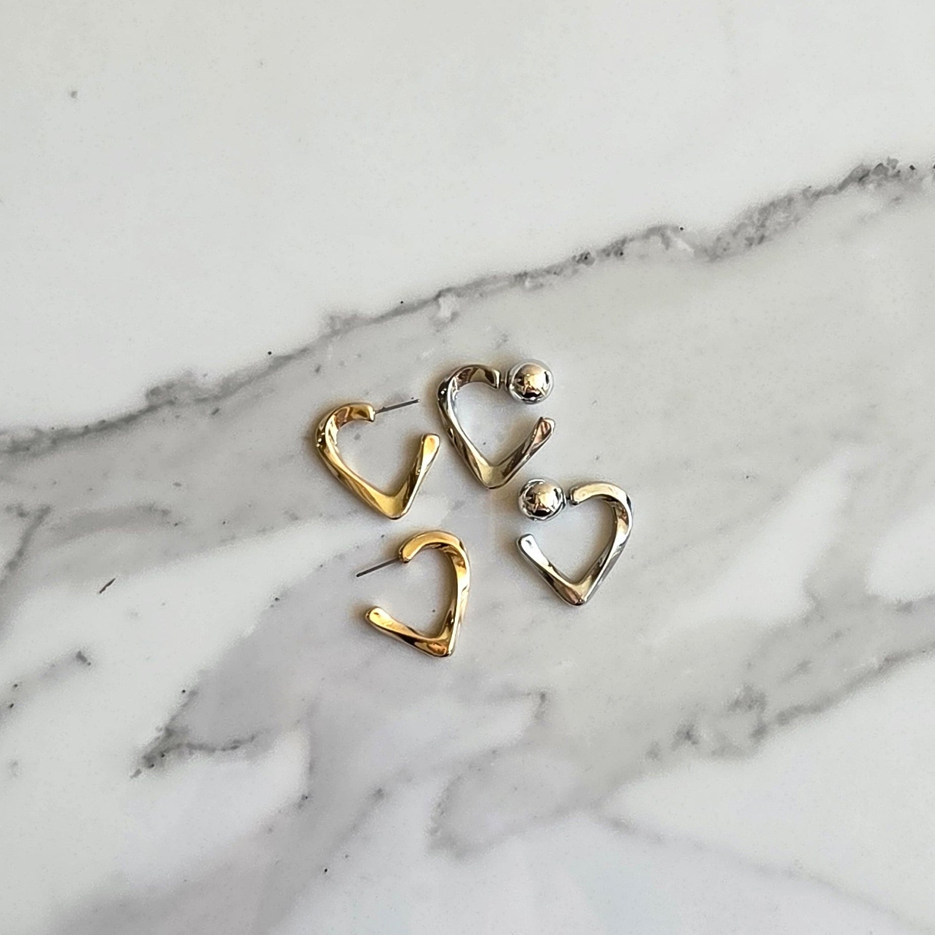 Brinco Batida – Folheado | Coração Vazado com Bolinha | Dourado ou Prata