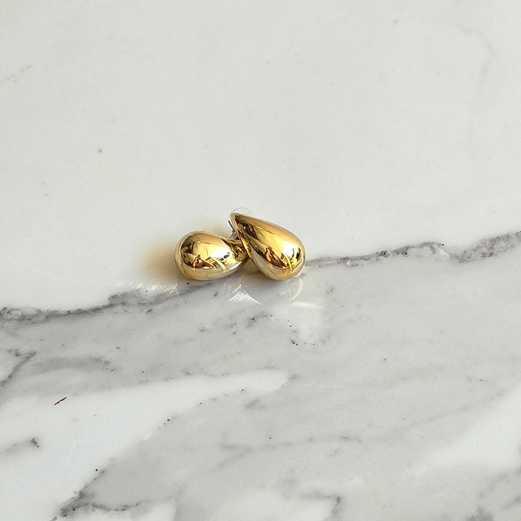 Brinco Gota Ícone – Folheado Dourado | Brilho Espelhado | Trend do Momento