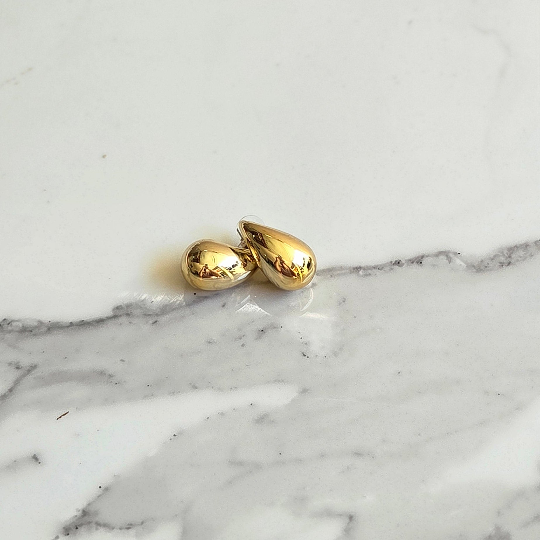 Brinco Gota Ícone – Folheado Dourado | Brilho Espelhado | Trend do Momento