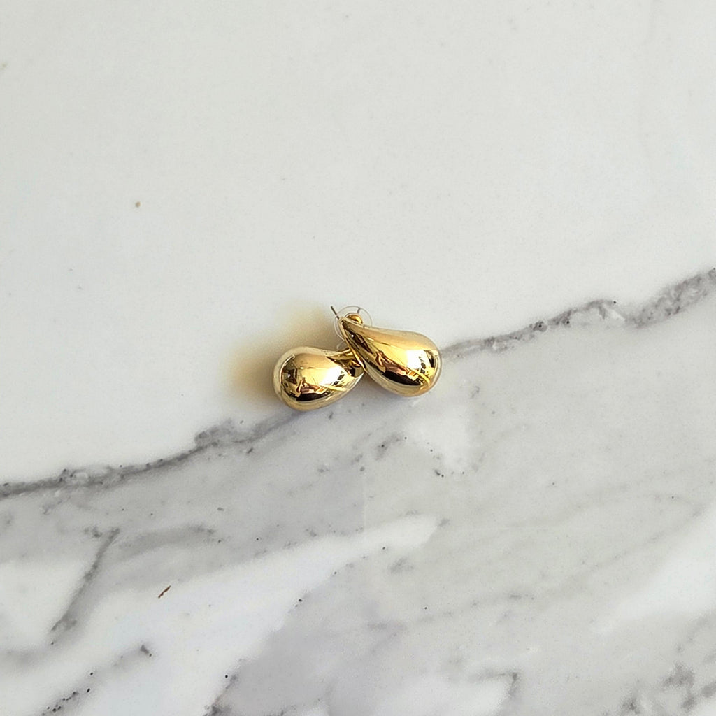 Brinco Gota Ícone – Folheado Dourado | Brilho Espelhado | Trend do Momento