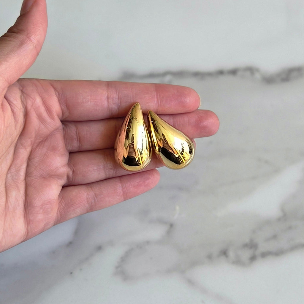 Brinco Gota Ícone – Folheado Dourado | Brilho Espelhado | Trend do Momento