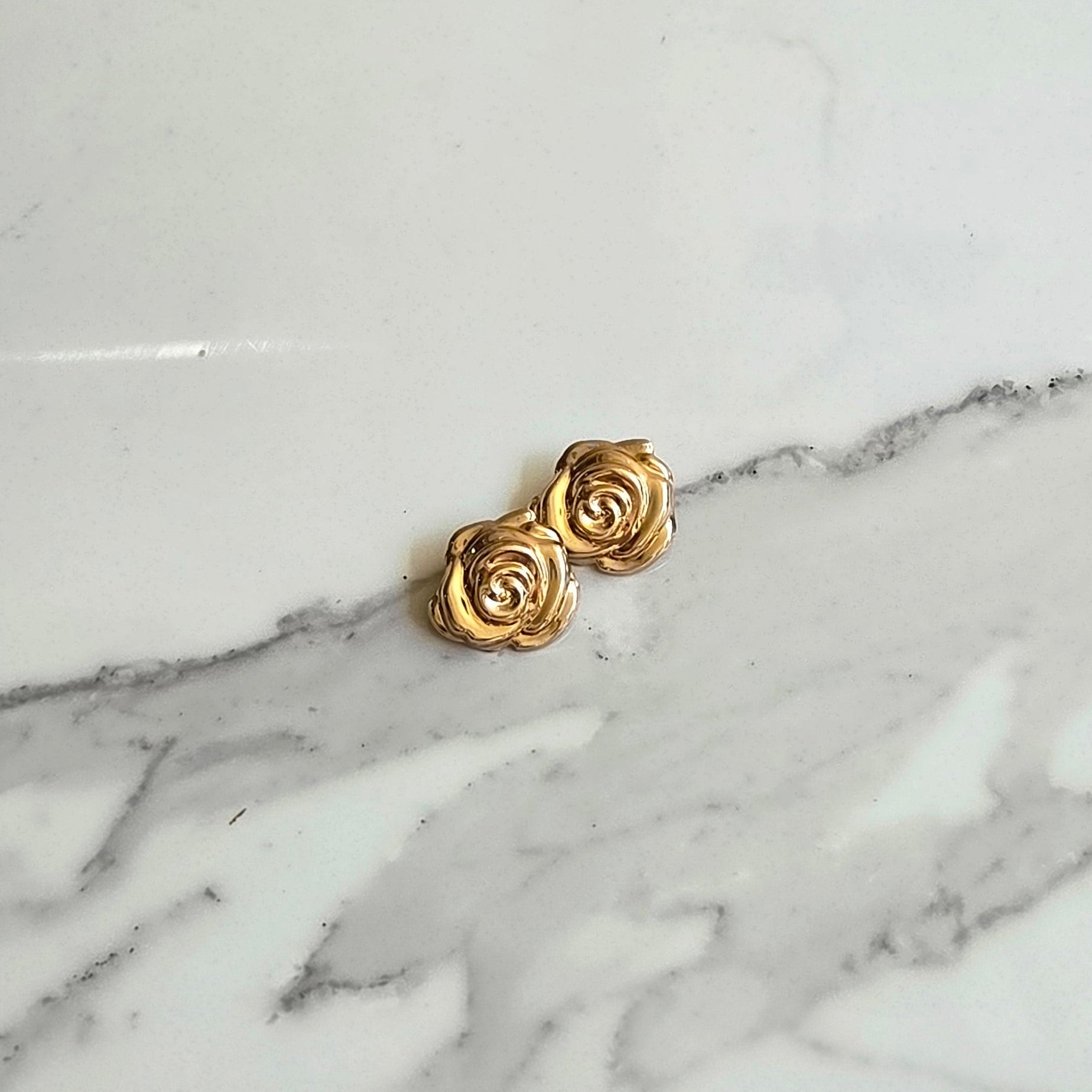 Maxi Rosa Real – Brinco Folheado | Rosa Esculpida | Dourado ou Prata