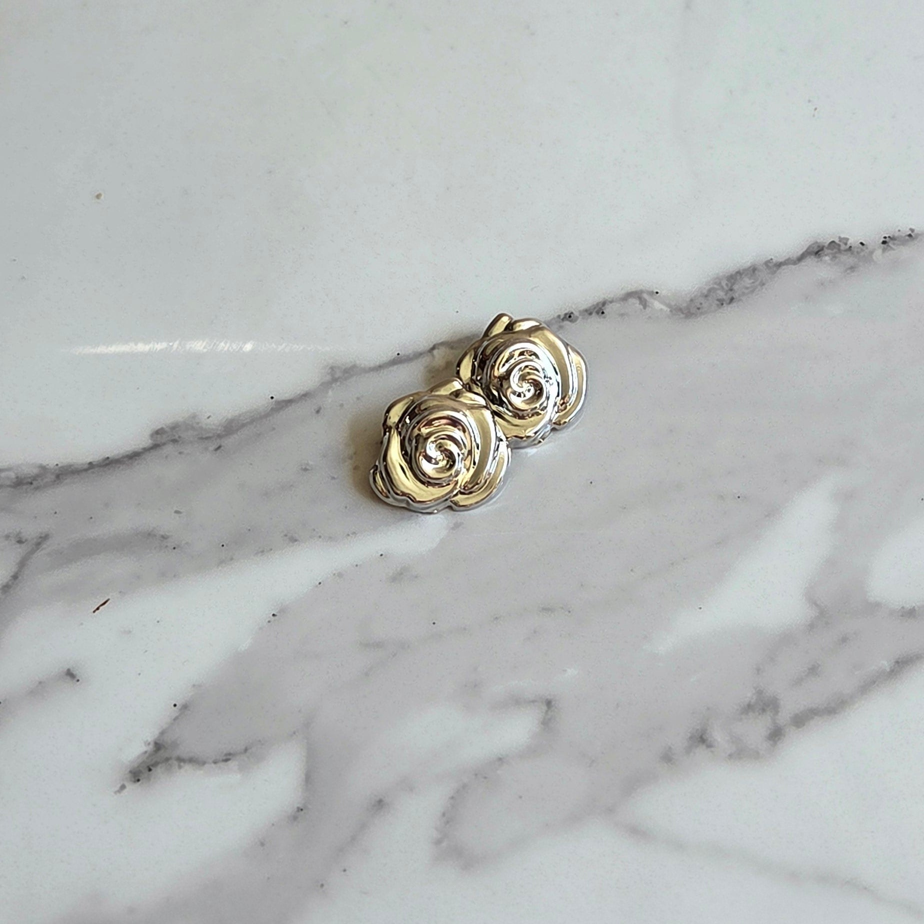 Maxi Rosa Real – Brinco Folheado | Rosa Esculpida | Dourado ou Prata