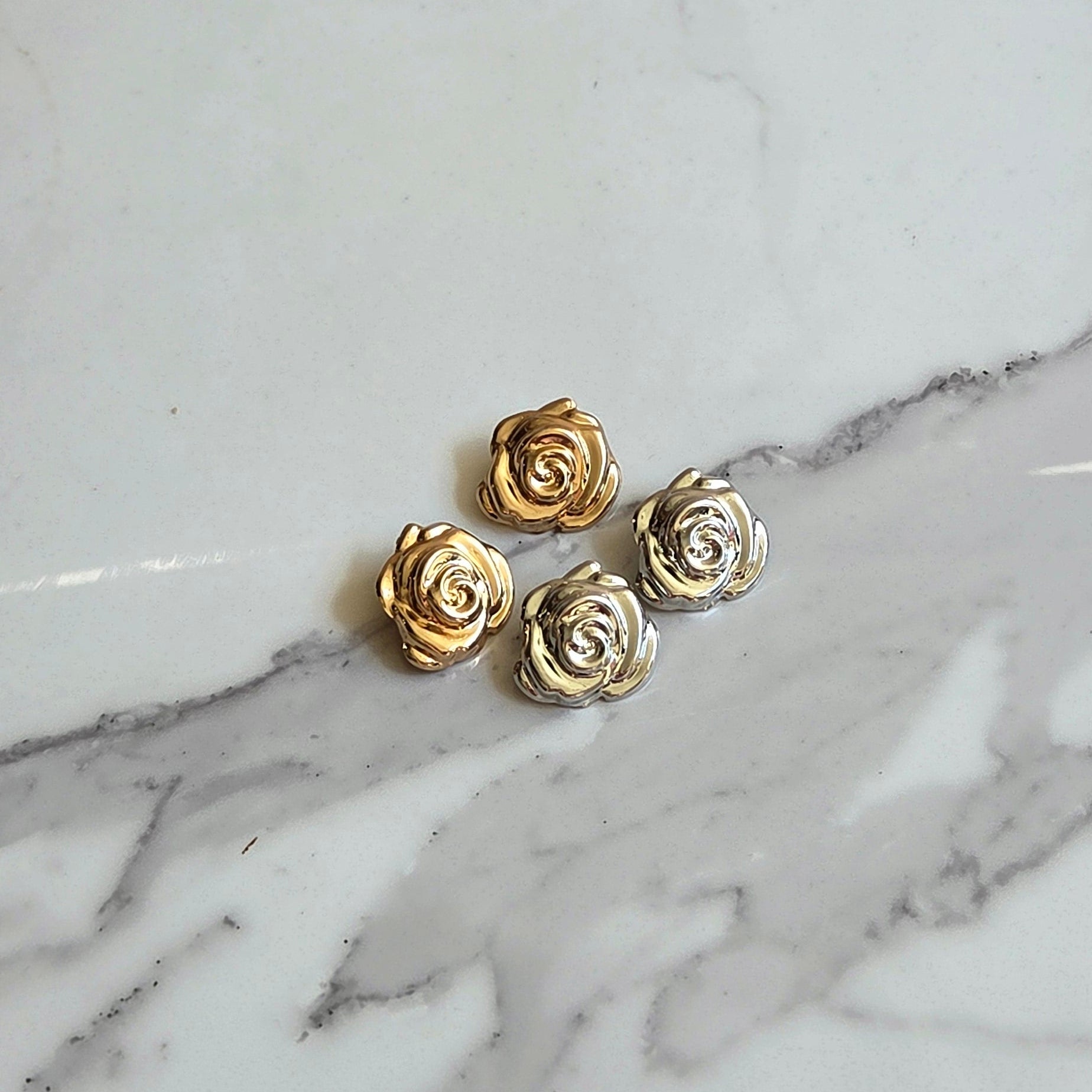 Maxi Rosa Real – Brinco Folheado | Rosa Esculpida | Dourado ou Prata