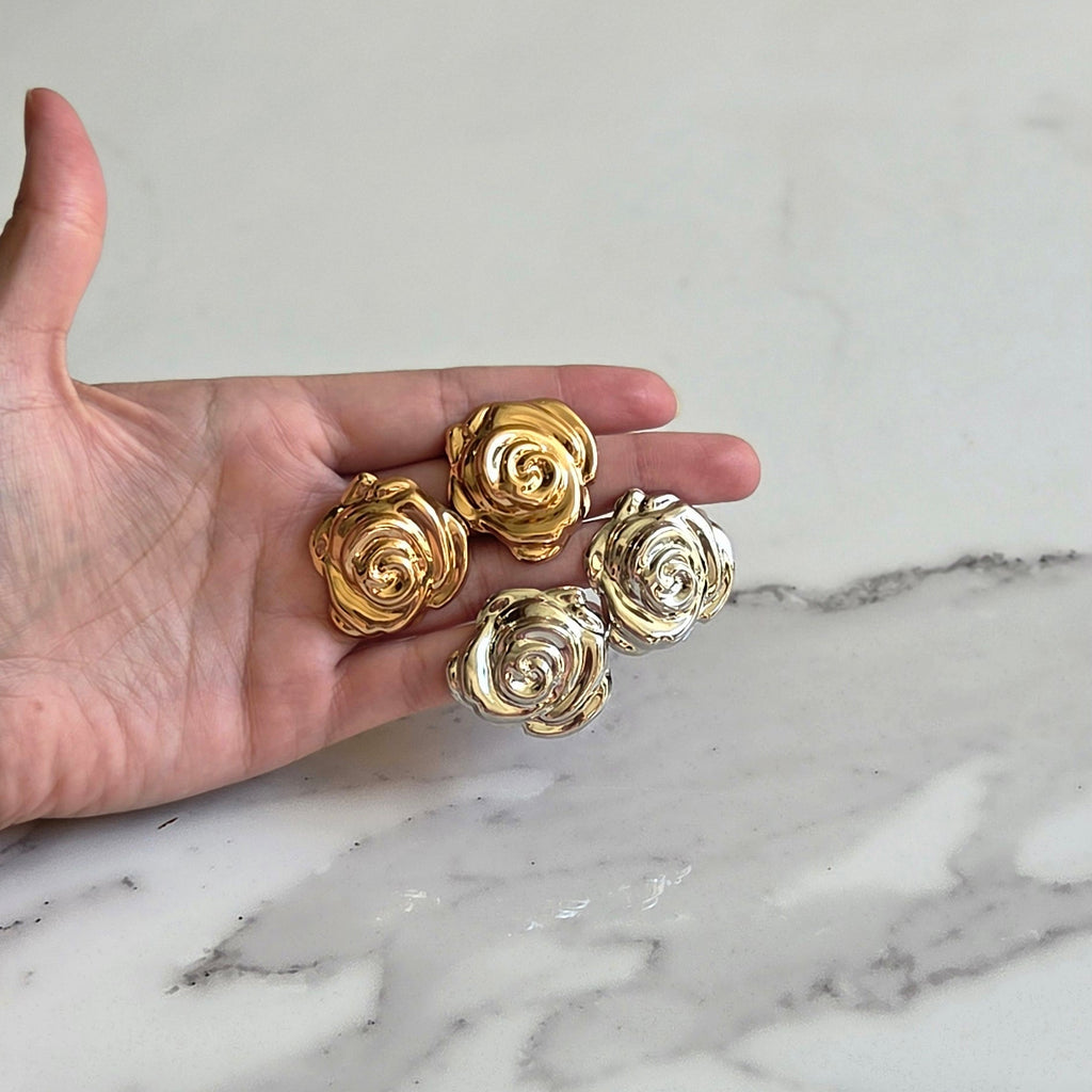 Maxi Rosa Real – Brinco Folheado | Rosa Esculpida | Dourado ou Prata