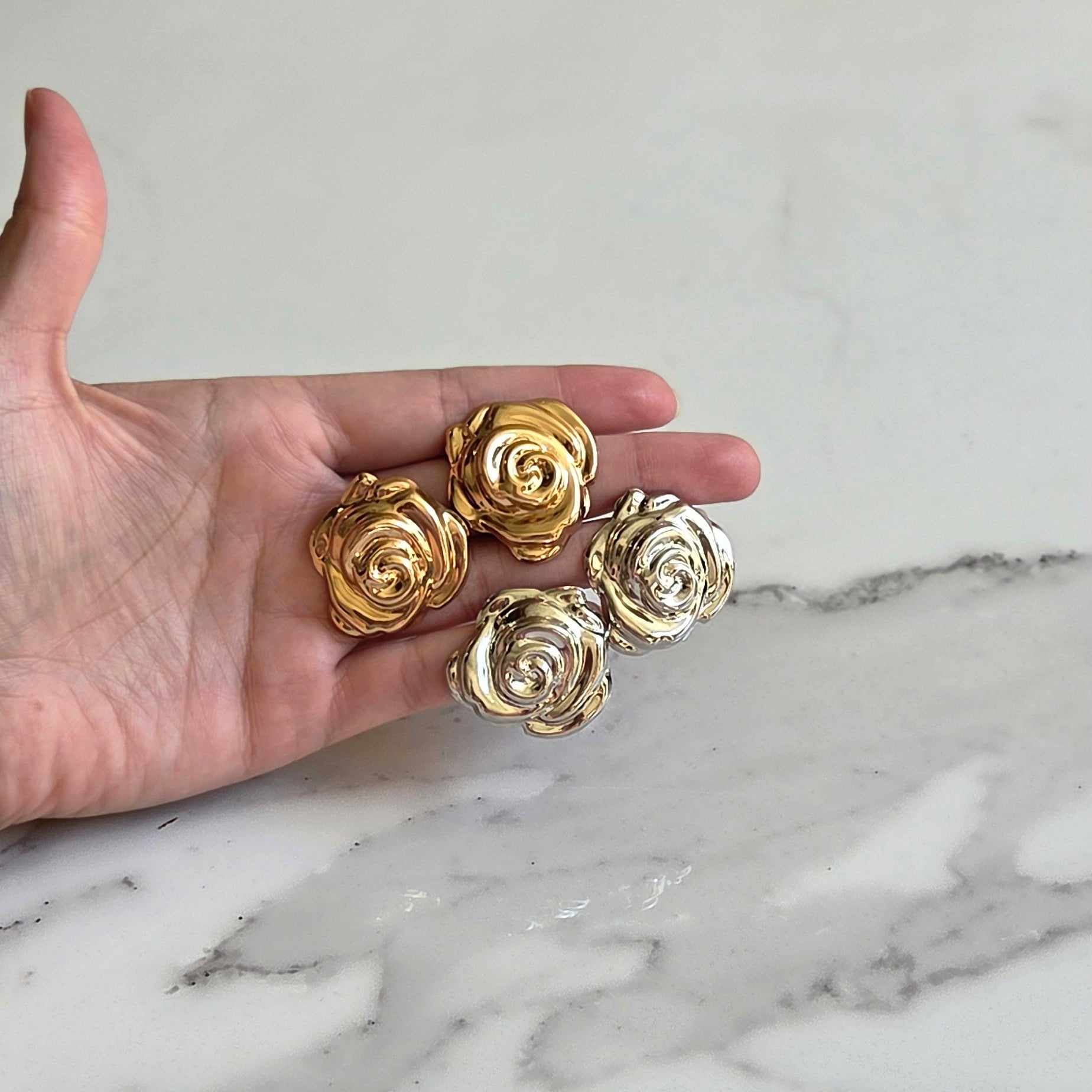Maxi Rosa Real – Brinco Folheado | Rosa Esculpida | Dourado ou Prata