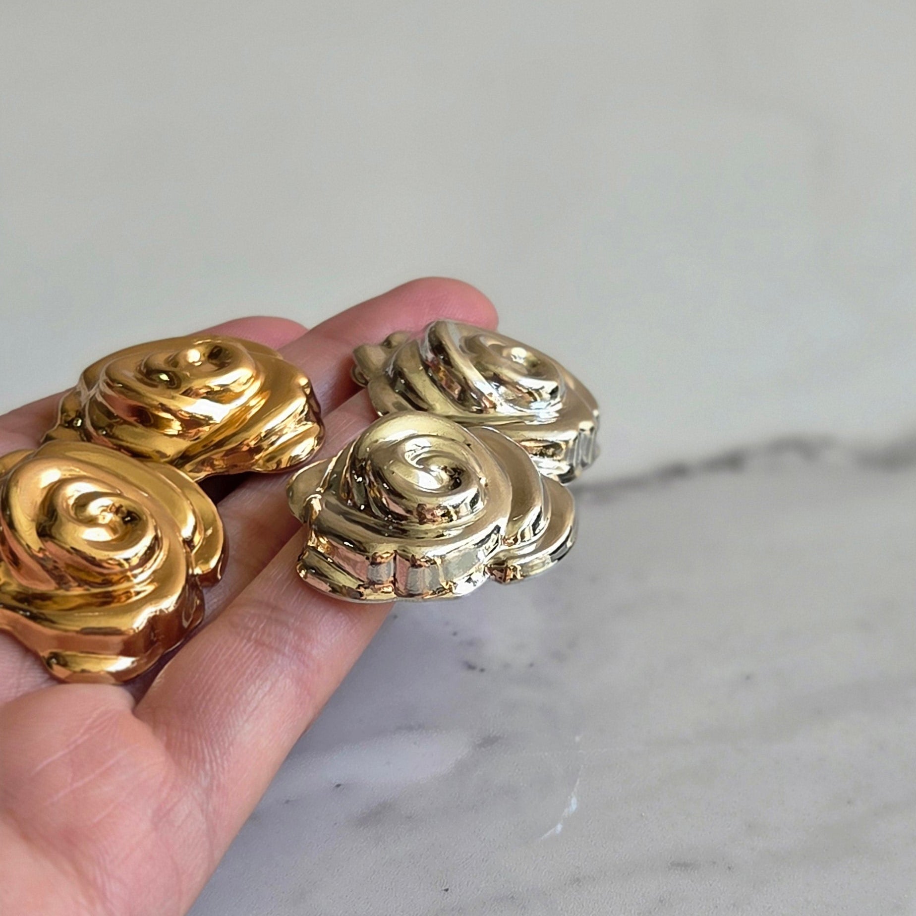 Maxi Rosa Real – Brinco Folheado | Rosa Esculpida | Dourado ou Prata